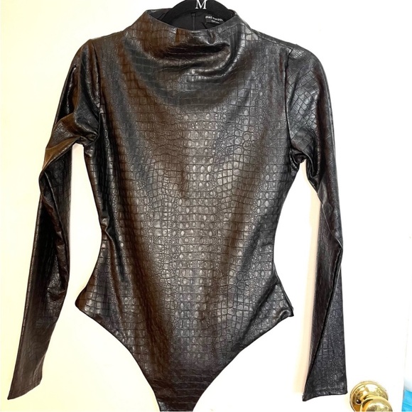 NWOT NAKED WARDROBE Croc Embossed Faux Leather Bodysuit in Black Size M - Picture 5 of 15